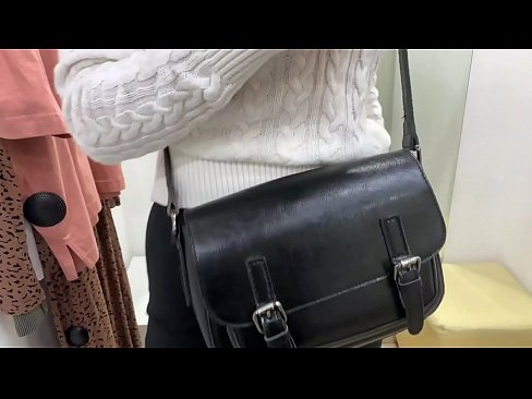 ❤️ الاستمناء العلني للعاهرة الصغيرة FeralBerry مع دسار في غرفة القياس الإباحية vk